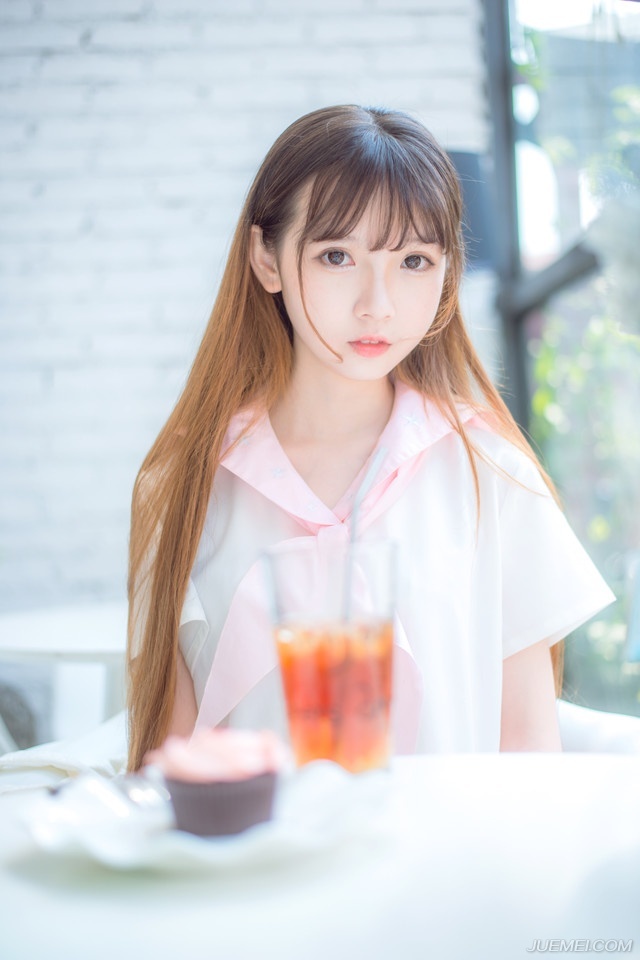 世界上没有谁会对谁真心。也只有骗子才是真心。因为他想真心骗你。